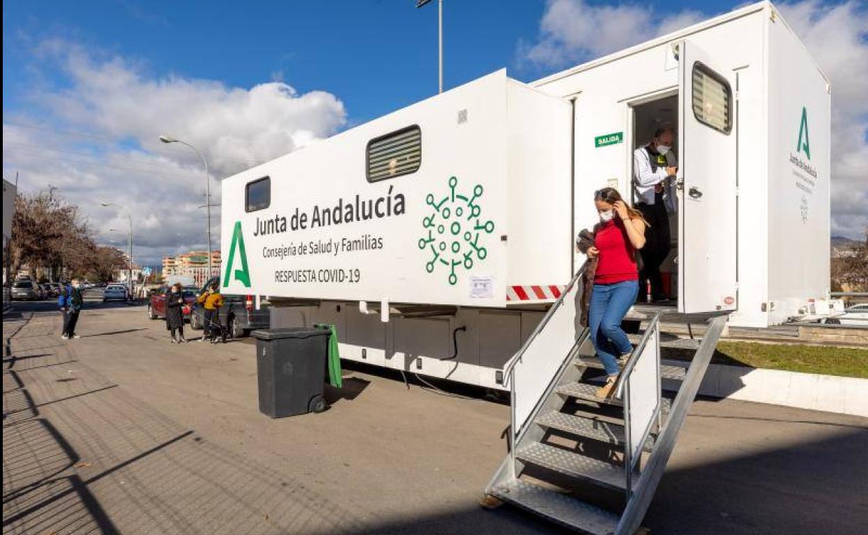 Unidad móvil dispuesta para vacunar en Fermasa, donde estará aparcada hasta el viernes. 