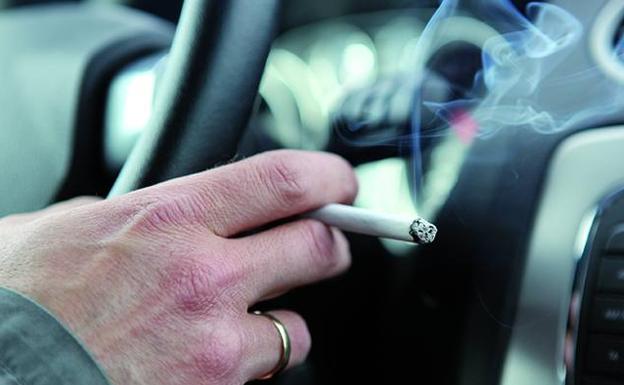 ¿Vas a dejar de fumar en 2022? Te contamos cómo eliminar el olor a tabaco del coche