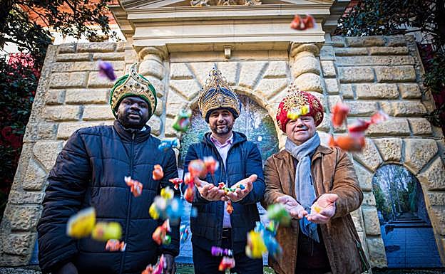 Un sanitario, un frutero y un cuidador, representantes de los Reyes Magos en Granada