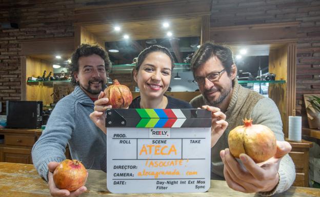 José Ángel Martínez, Mila Muñoz y Alexis Arderius, de Ateca, posan en Reely Rental, en Neptuno. 