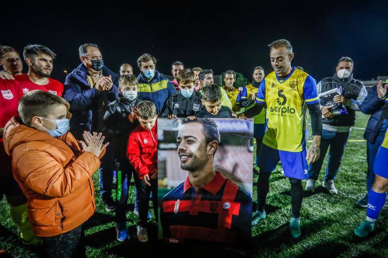 Dani Benítez es agasajado con un cuadro de una fotografía suya. 