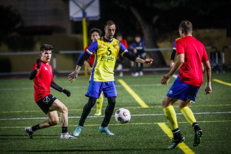Dani Benítez filtra un balón al hueco. 