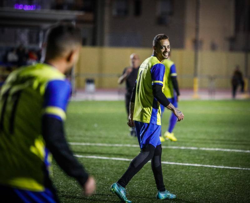 Dani Benítez sonríe ante el esfuerzo de un compañero. 