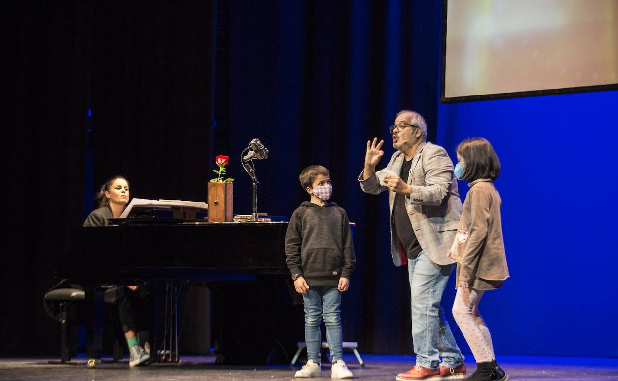 La pianista Paz Sabater, MagoMigue y sus dos pequeños ayudantes. 