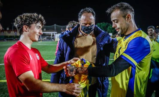 Dani Benítez recibe una camiseta del equipo sénior del Atlético Ogíjares 89. 