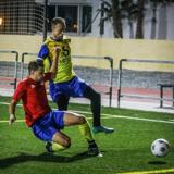 Un defensa entra fuerte a Dani Benítez. 