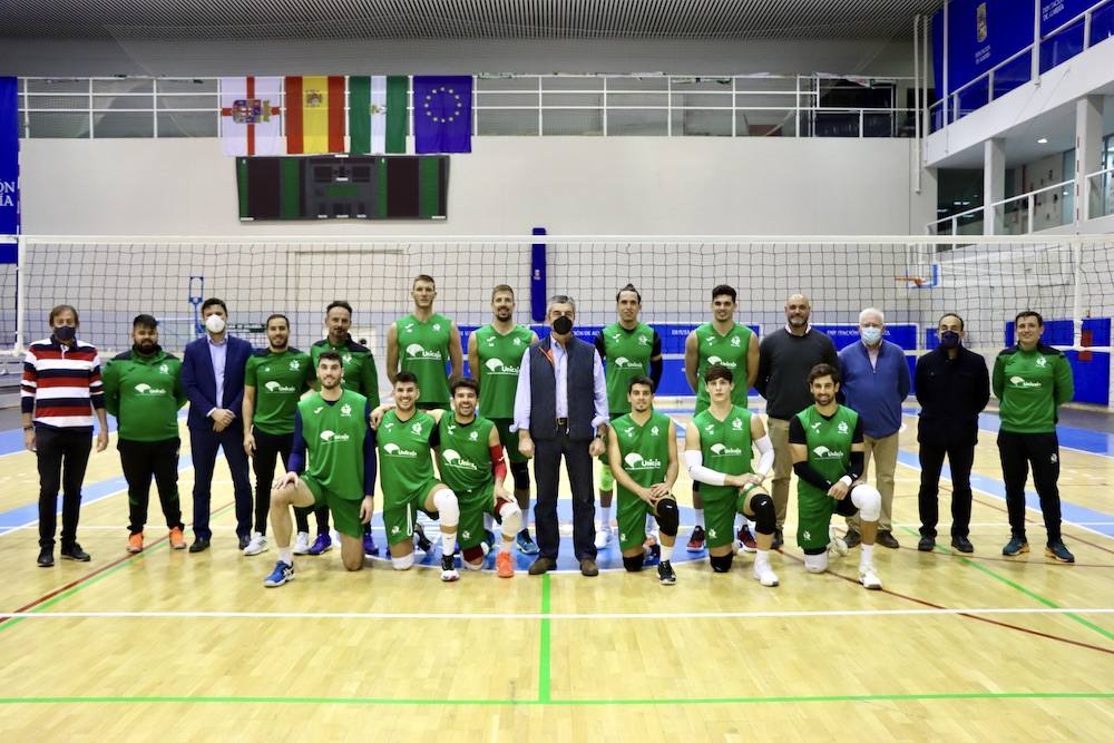 El presidente estuvo en el Moisés Ruiz con la plantilla a la que ahora dedicará todo su tiempo. 