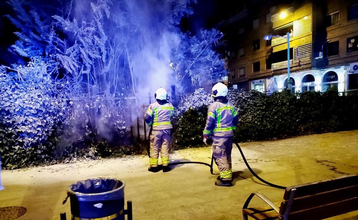 Bomberos apagan las llamas en Camino de Ronda