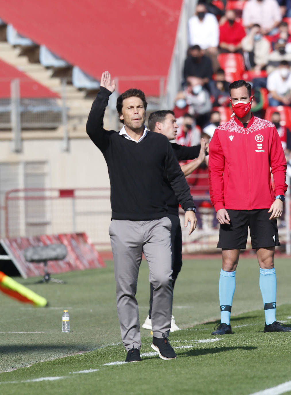 Rubi intenta llamar la atención de sus jugadores durante el partido para darles instrucciones. 