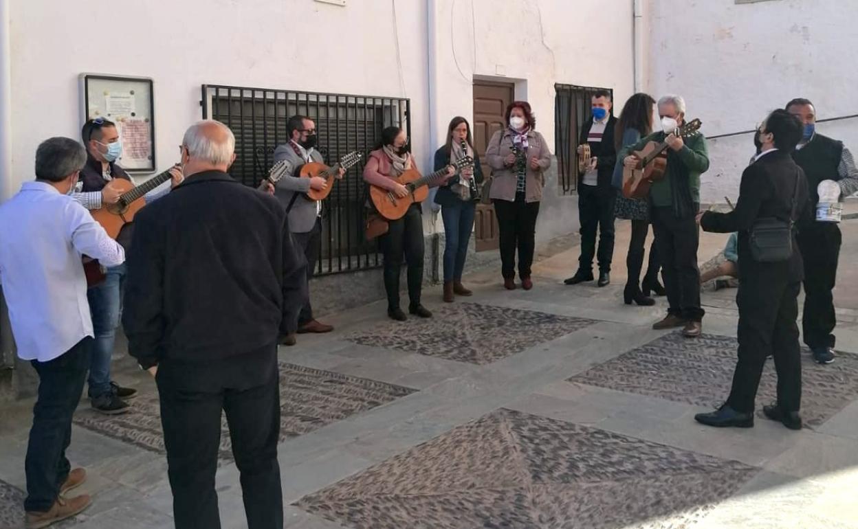 La cuadrilla de músicos en su recorrido por las calles de Abla.