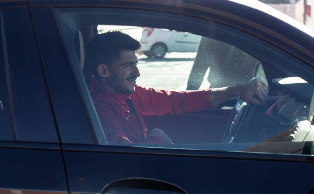 Carlos Neva, sonriente, a su llegada a la Ciudad Deportiva. 