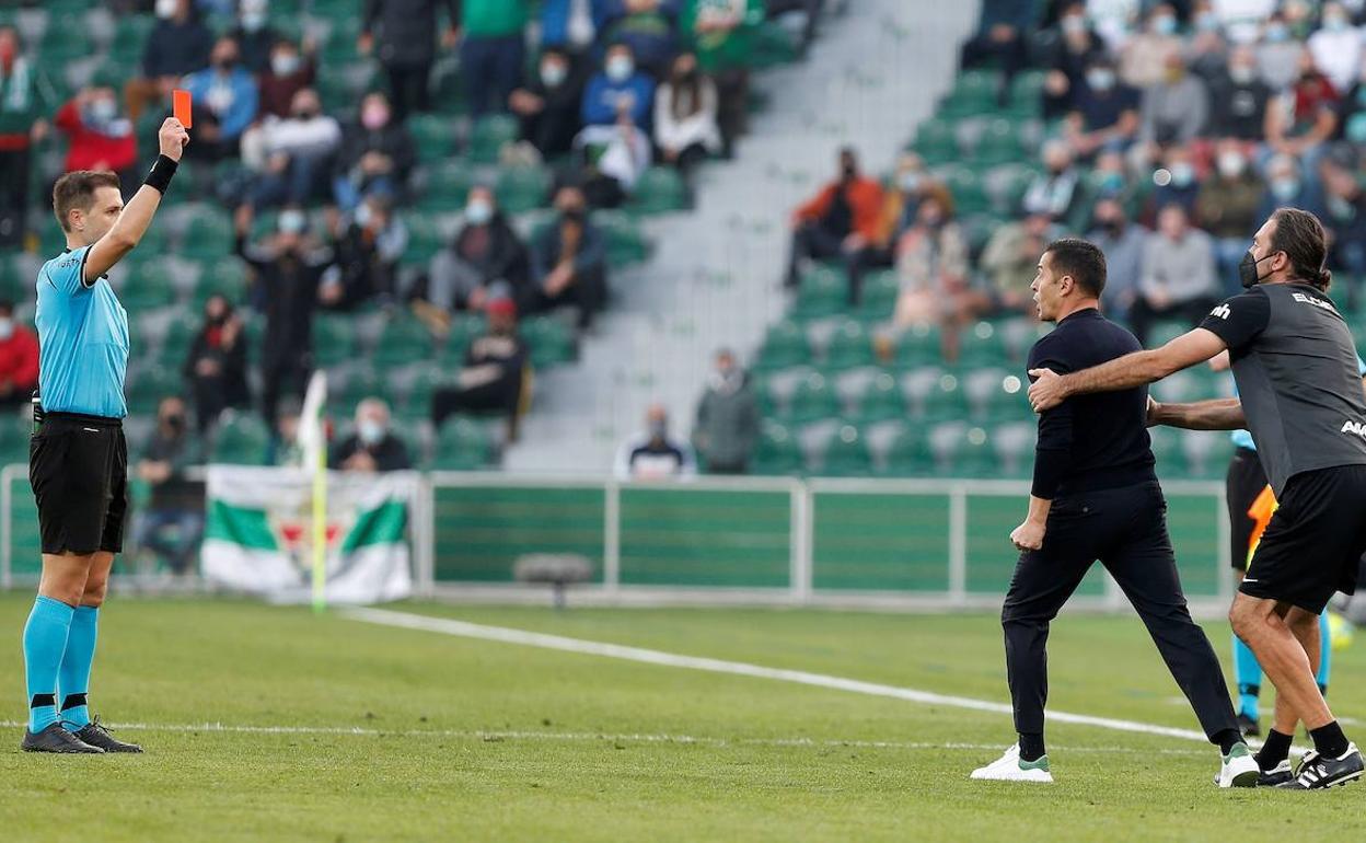 Instante en el que Cordero Vega expulsa a Francisco y este se enfrenta a él. 