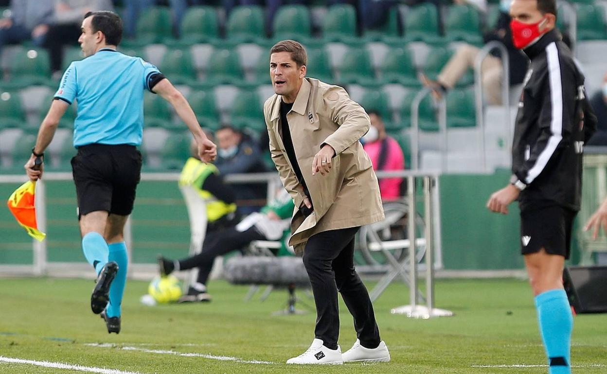 Robert Moreno dirige a sus pupilos en el Martínez Valero. 