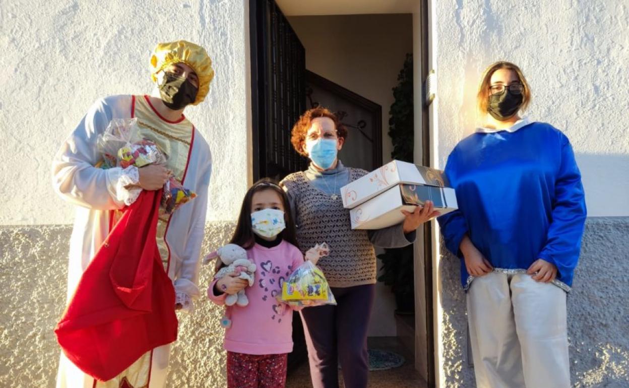 Una familia recibe roscones y dulces por parte de los pajes reales. 