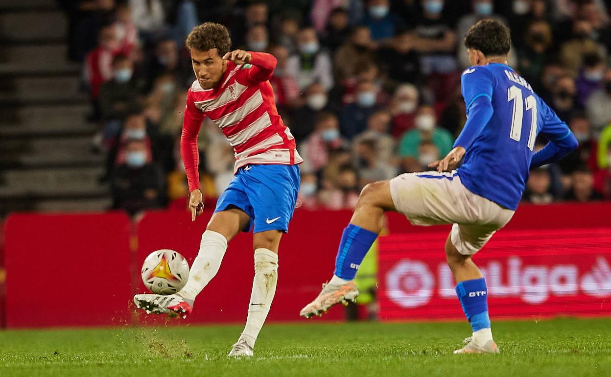 Luis Milla manda un balón al espacio ante Aleñá en la visita del Getafe a Los Cármenes. 