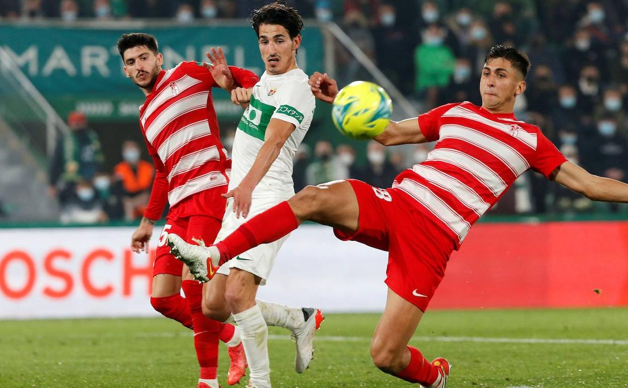 Raúl Torrente se lanza para interceptar un envío al área en el Martínez Valero. 