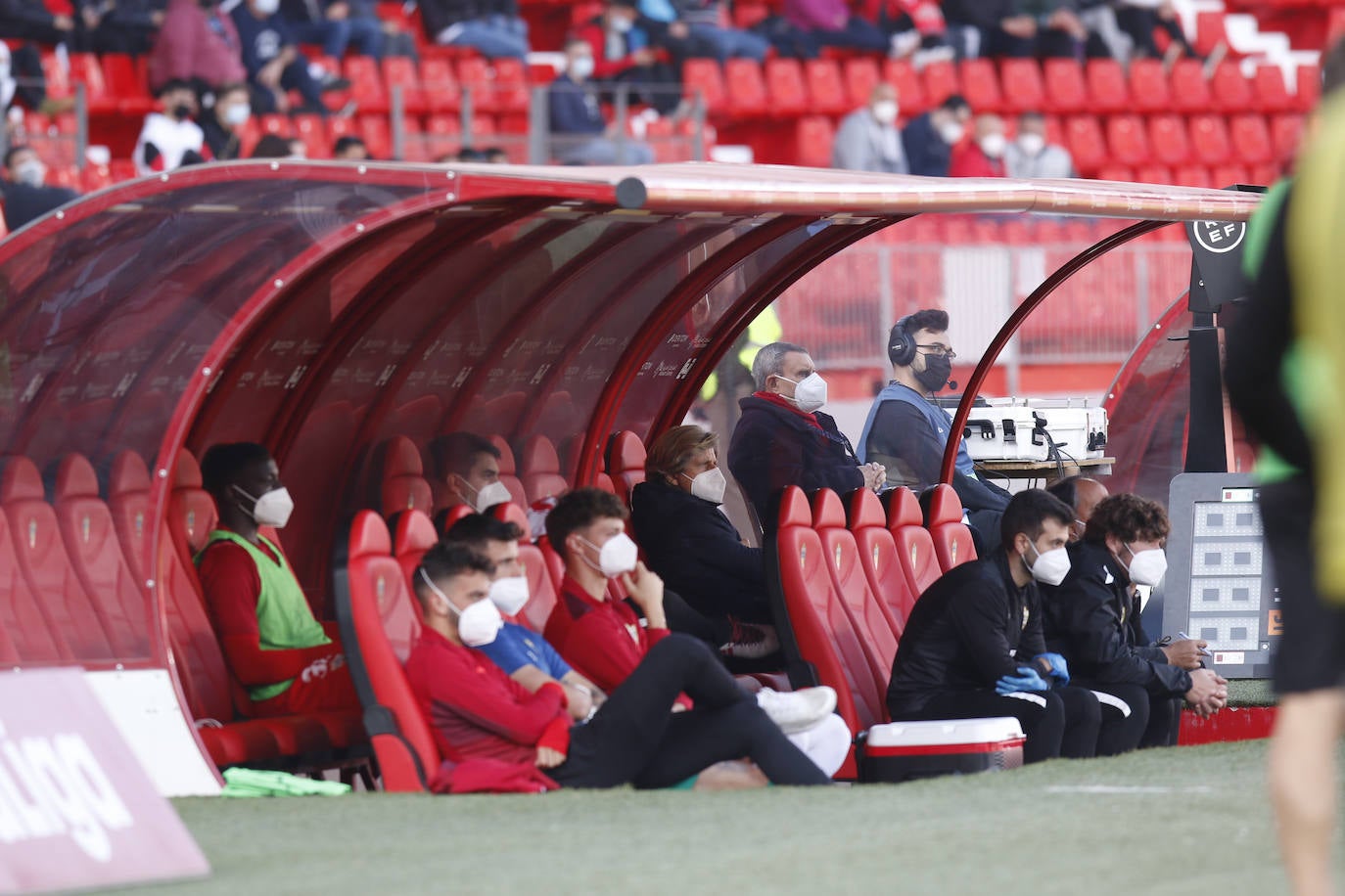 El banquillo del Almería, con muchos jugadores del filial, en el partido del pasado domingo. 
