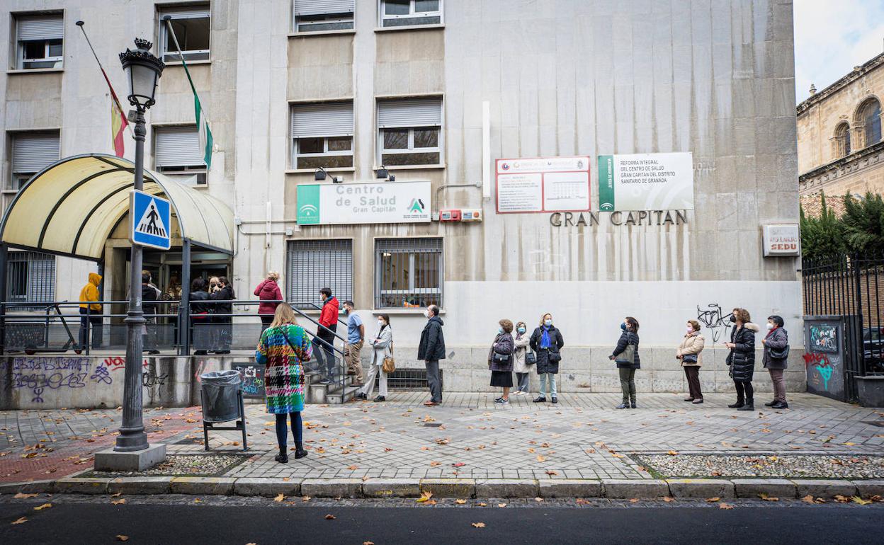 Puertas del centro de salud de Gran Capitán, en la capital granadina. 