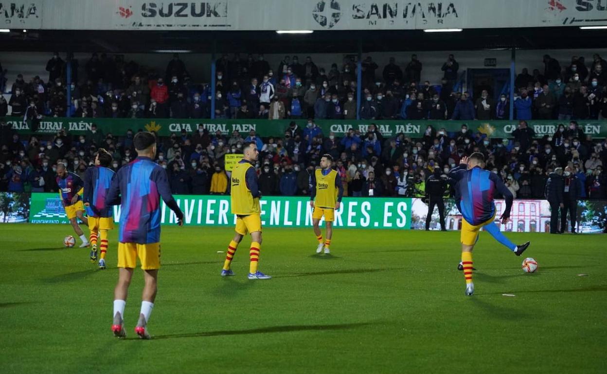 Jugadores del FC Barcelona calientan sobre el césped de Linarejos. 