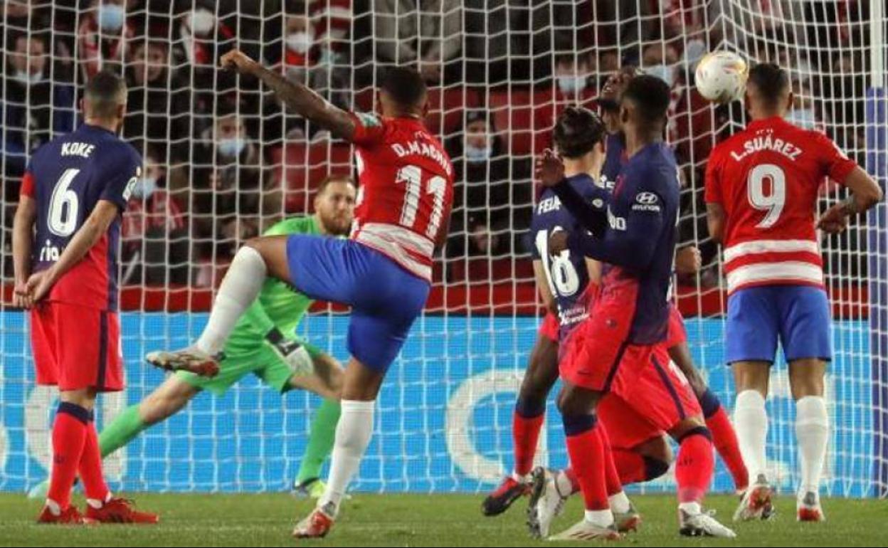 Darwin Machís chuta a la escuadra de Oblak ante la mirada de Luis Suárez. 