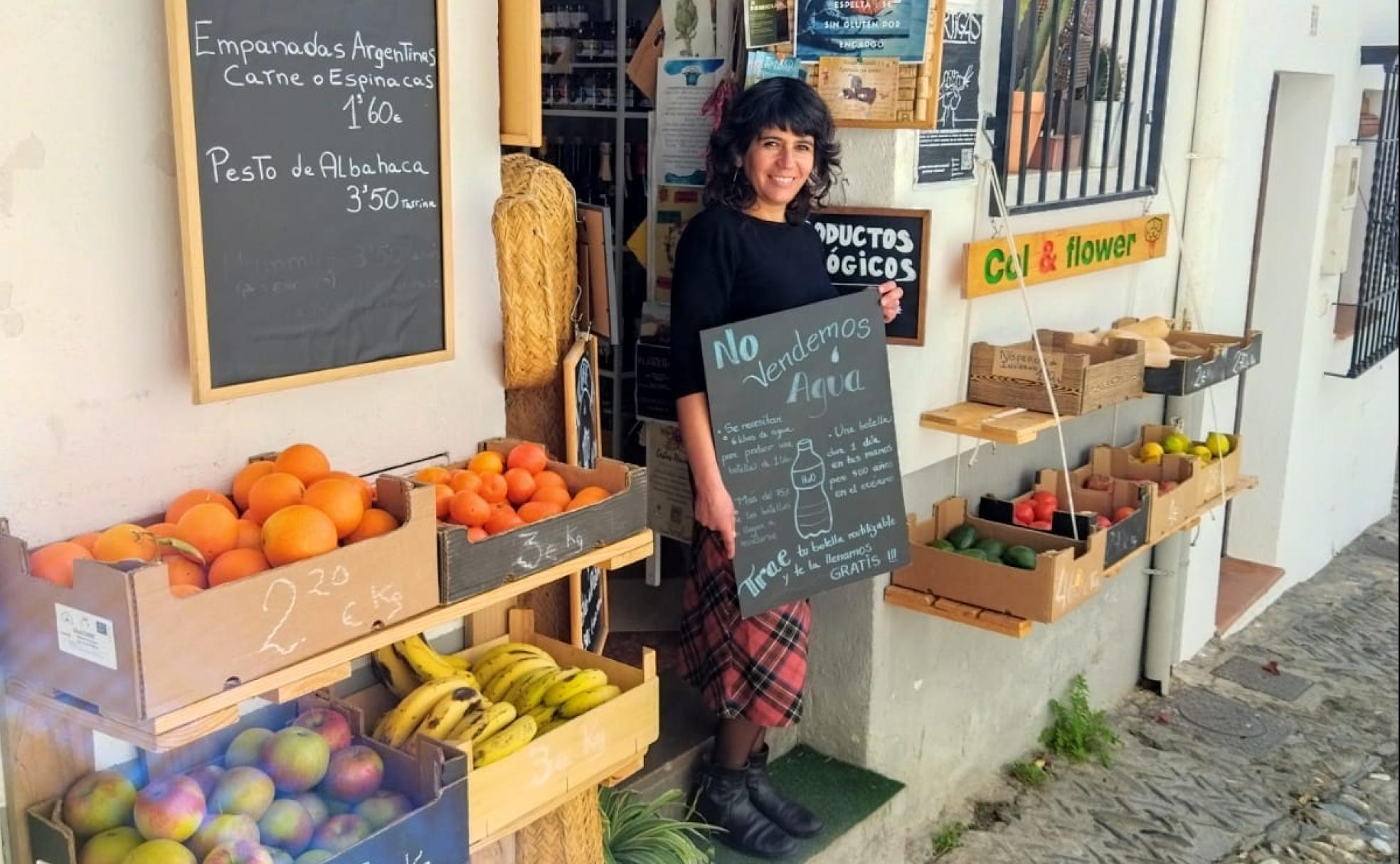 Mádhavi Navarrete, «dueña, encargada, ama y señora de la tienda», hizo en su pizarra un cartel que fomenta la actitud ecológica y que se ha convertido en viral. 