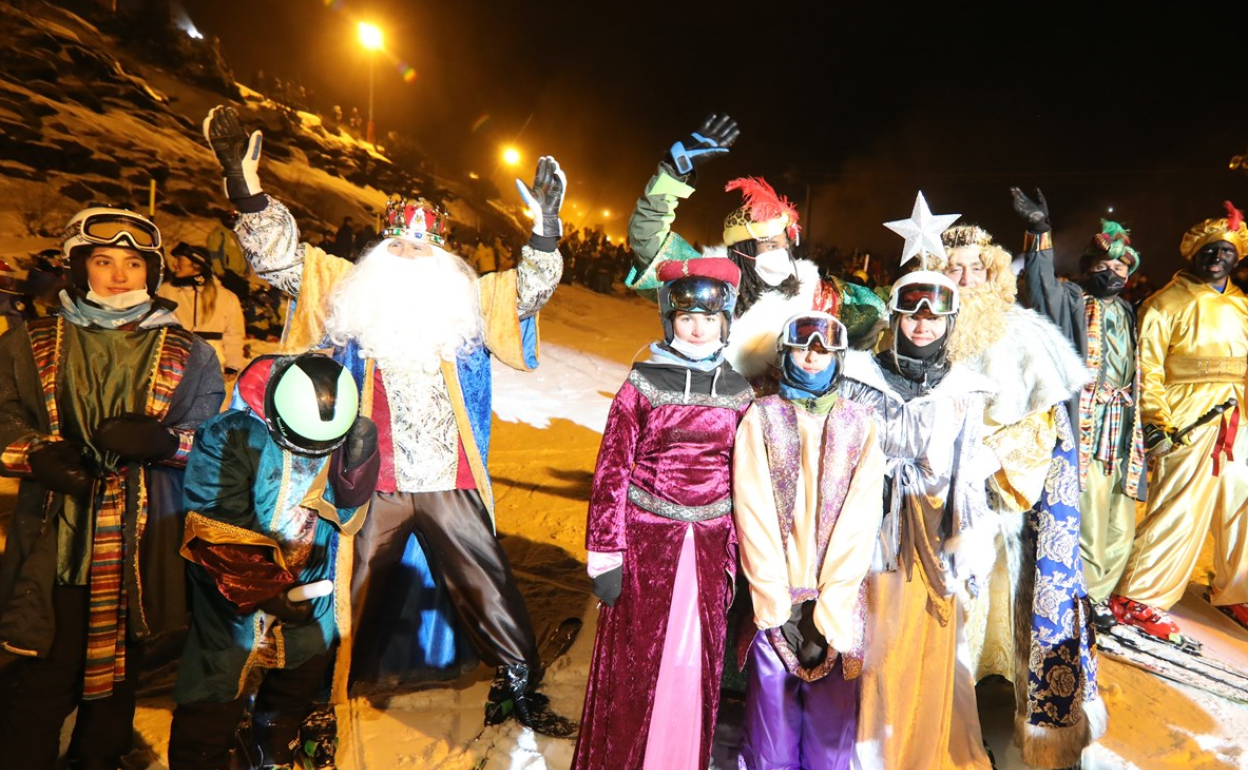 Los Reyes Magos visitaron Sierra Nevada en esquís y tablas de snowboard.