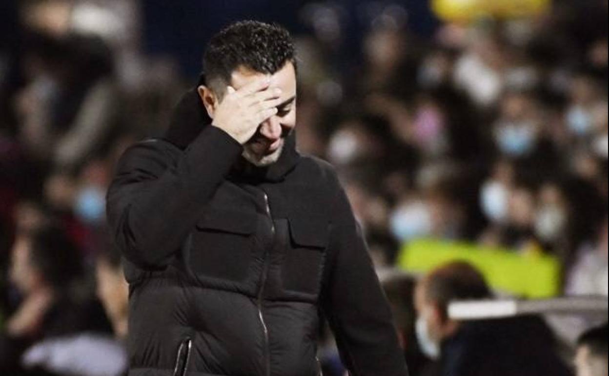 Xavi Hernández, este miércoles en la banda del estadio de Linarejos. 