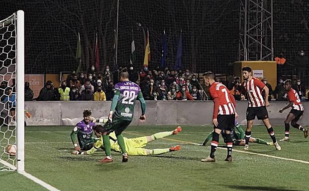 Lopito y sus defensas observan cómo entra el esférico en su portería en el primer tanto del partido. 