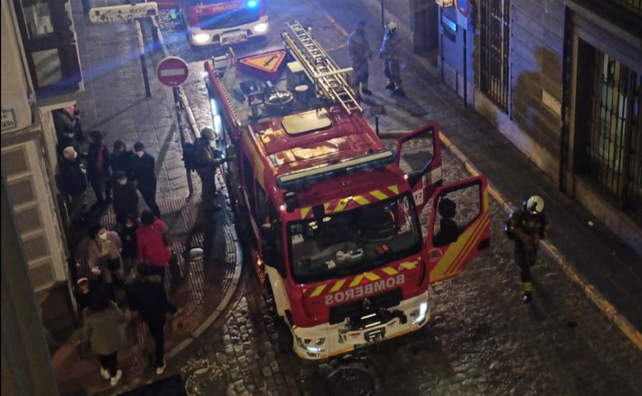 El 'falso' incendio de la chimenea de un hotel de San Antón alerta a los vecinos de la capital
