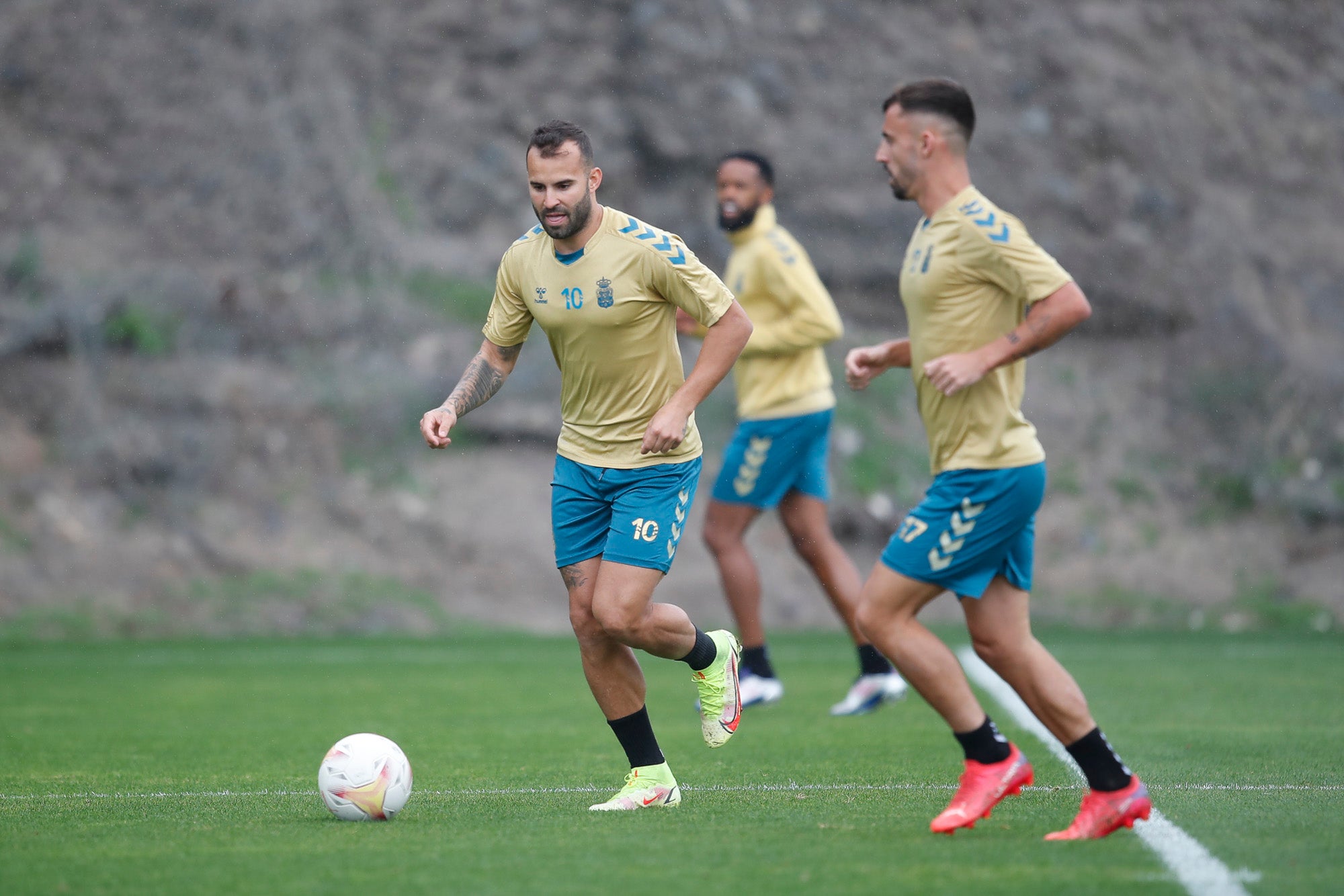 Jesé, que lleva el balón, hará lo mismo con las ofensivas amarillas contra los rojiblancos.