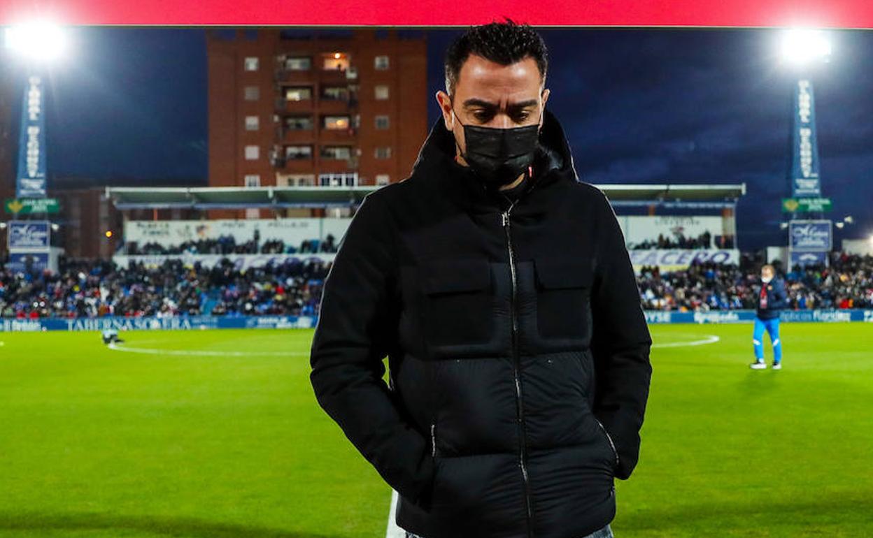 Xavi, pensativo, camina por el césped de Linarejos. 