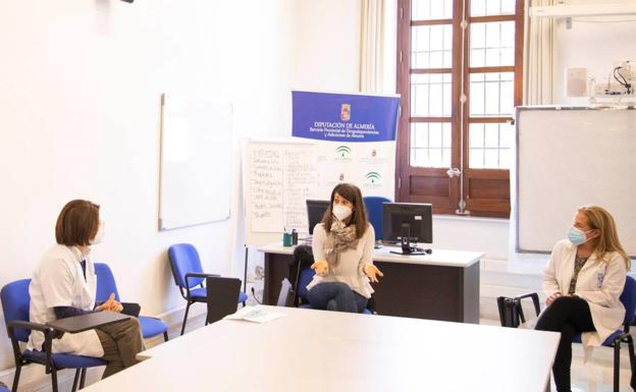 La vicepresidenta de la Diputación de Almería en una visita al servicio provincial de drogodependencias. 