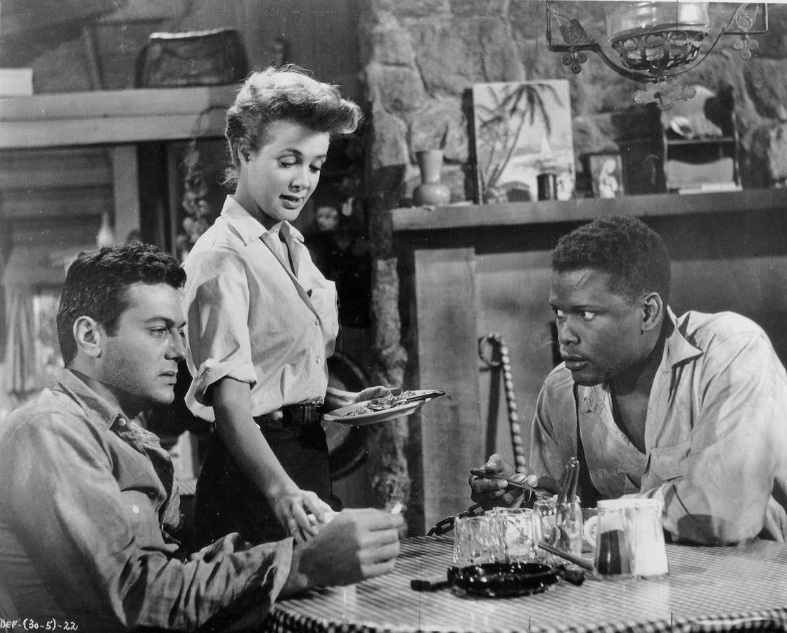 Tony Curtis, Cara Williams y Sidney Poitier en 'El fugitivo' (1958). 