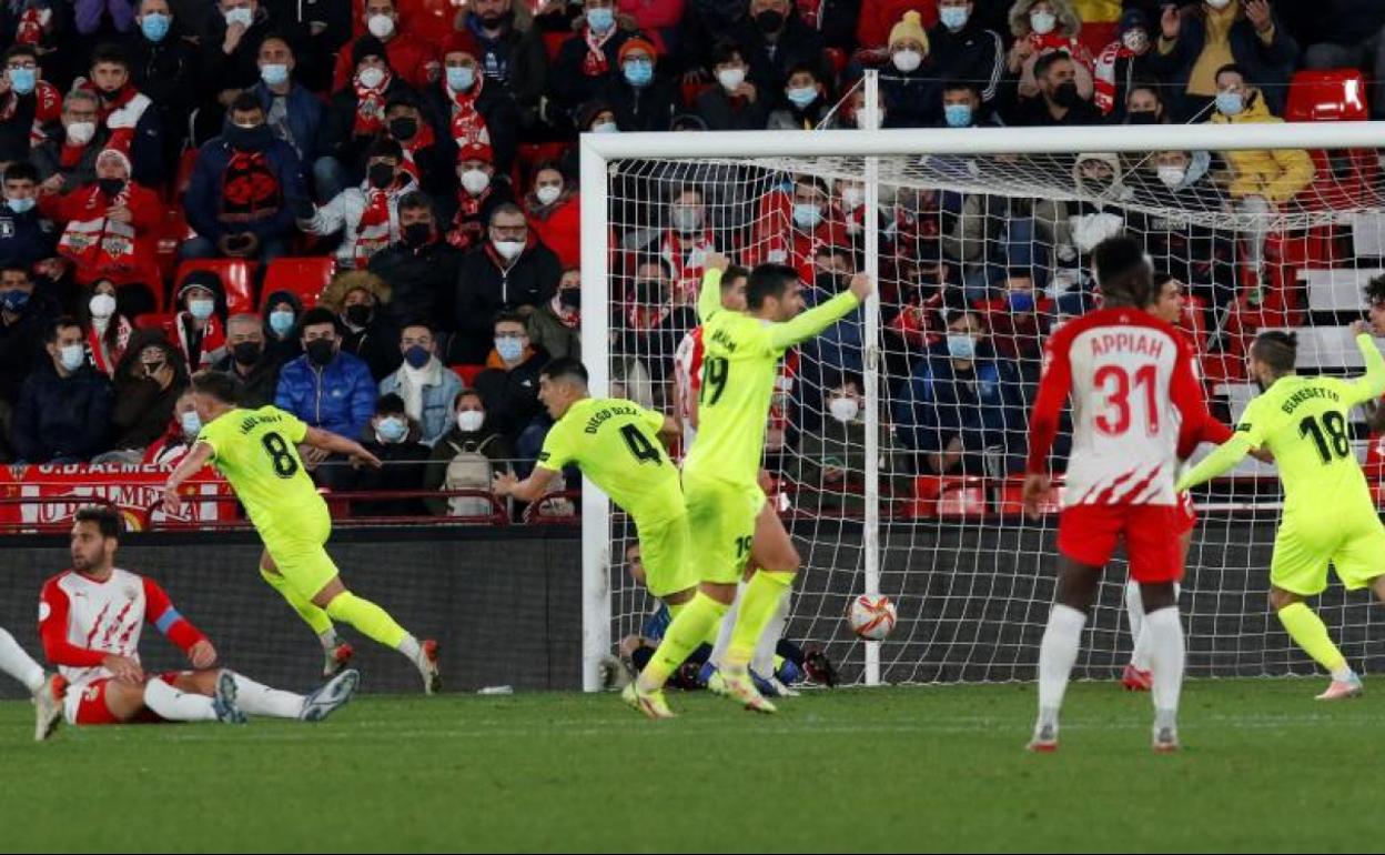 Los jugadores del Elche celebran el gol que les dio la victoria.
