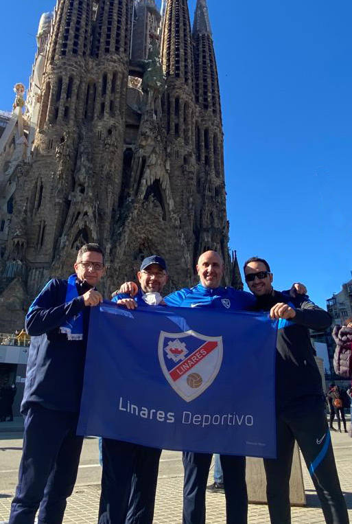 Los hermanos Román delante de la Sagrada Familia. 