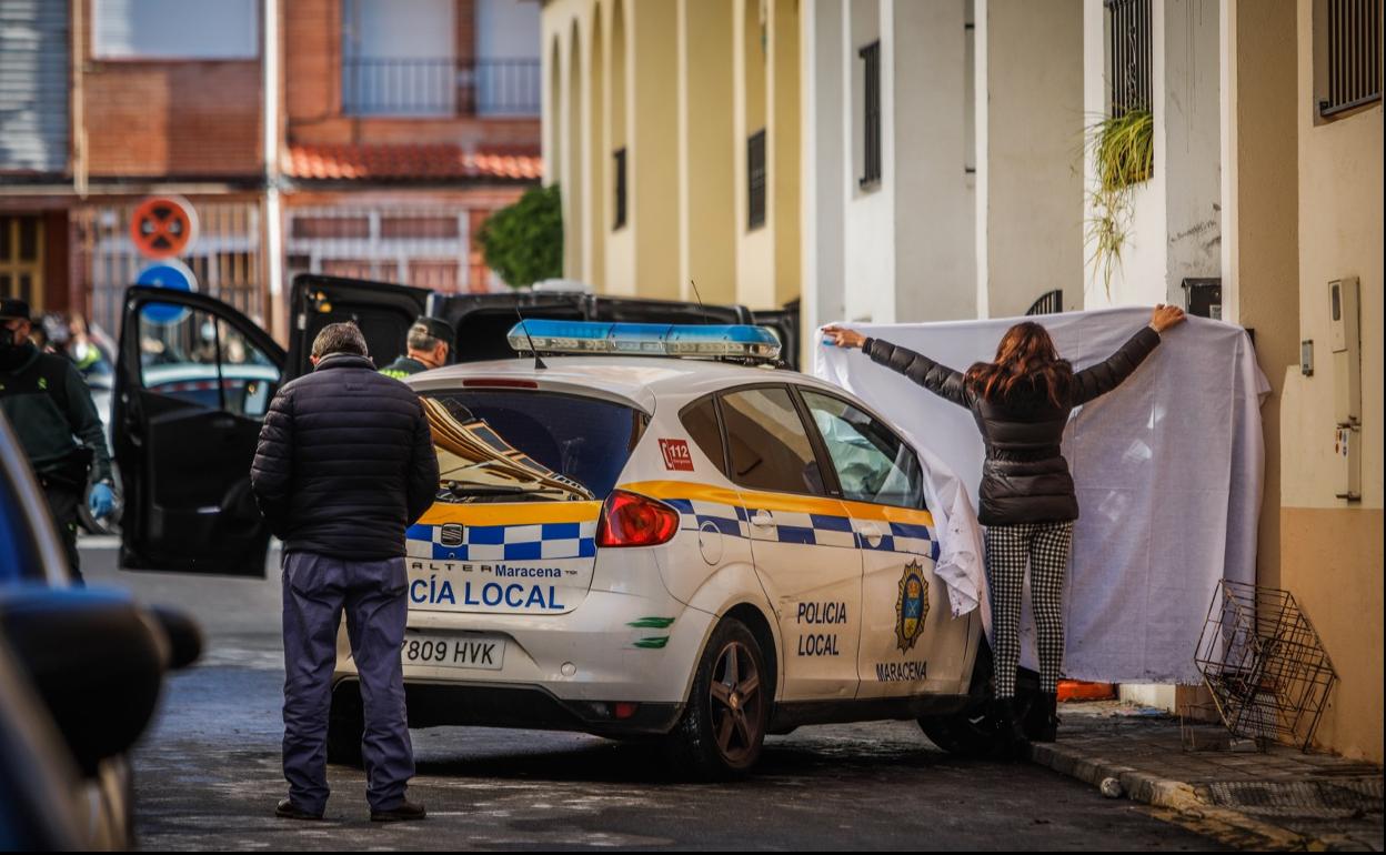 Los equipos de emergencias ayer en la calle Gómez de la Serna de Maracena.