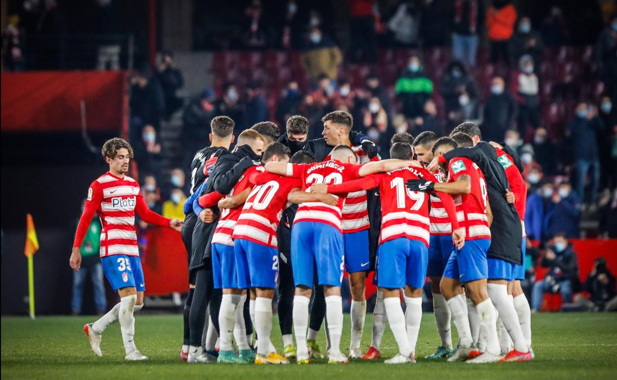 Piña del equipo tras el empate. 