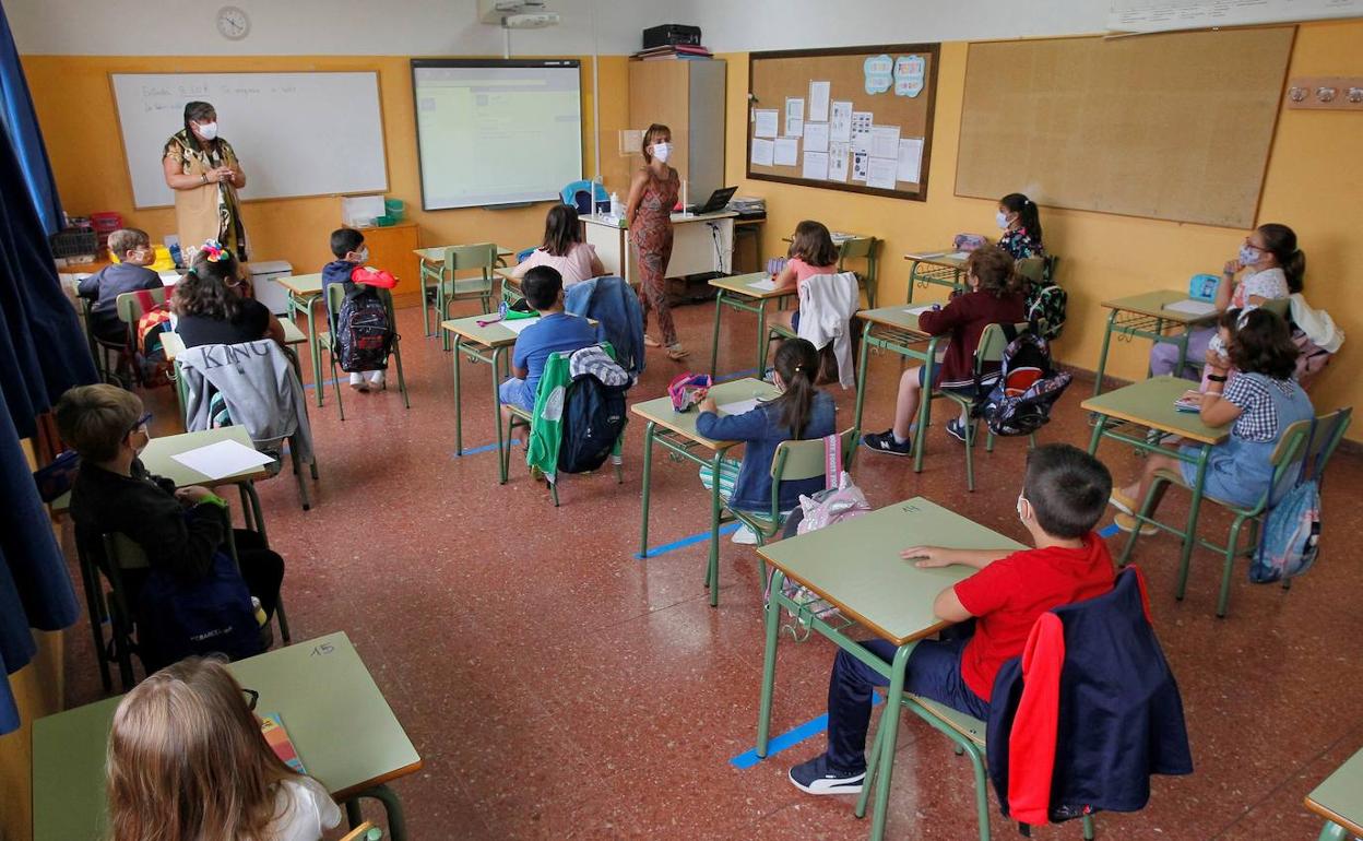 Andalucia estudia cuarentenas en las aulas a partir de cinco casos.