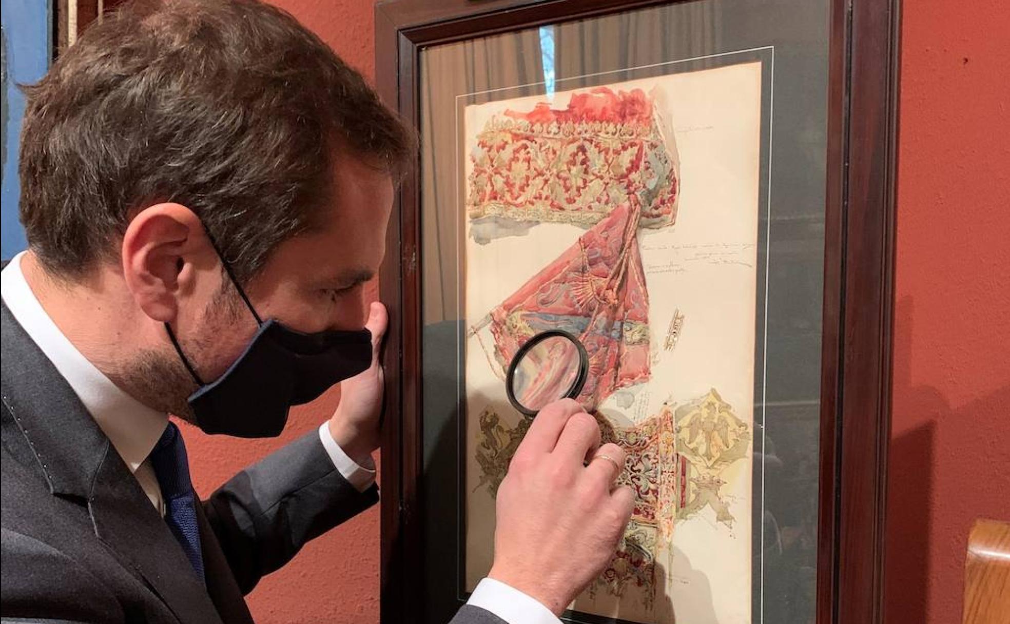 Javier López, experto en pintura del siglo XIXde Ansorena, analiza el boceto de Pradilla. 