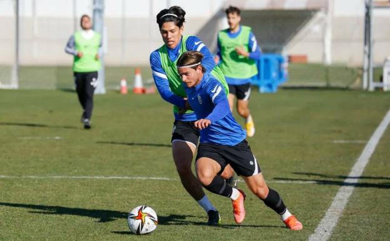 Leo Sepúlveda persigue a Raúl en un entrenamiento reciente del Recreativo Granada. 