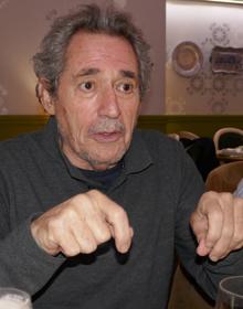 Imagen secundaria 2 - Miguel Ríos, en distintos momentos de la tertulia.