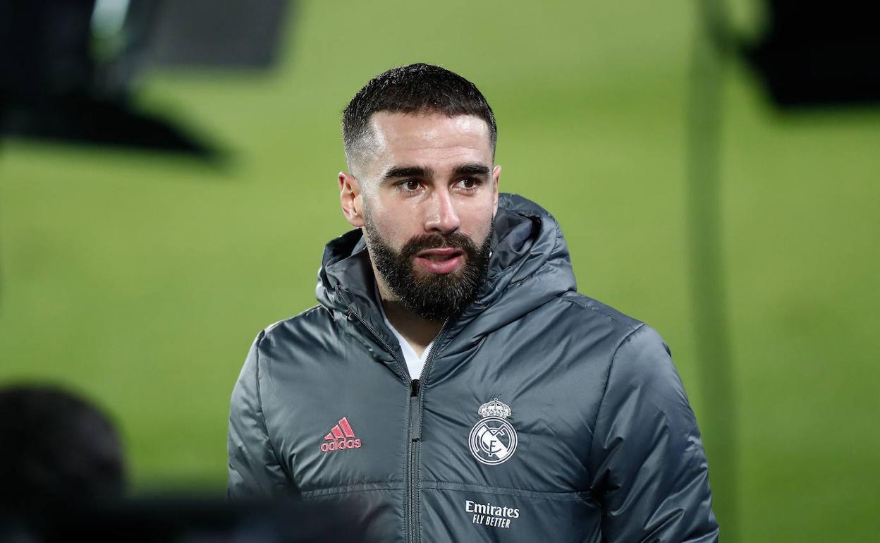 Dani Carvajal, atendiendo a los medios de comunicación tras un partido. 