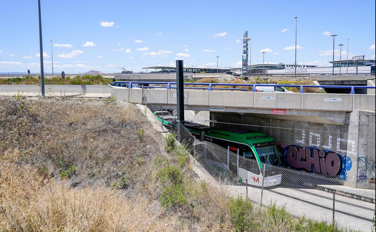 El paso peatonal entre el Nevada y el PTS discurrirá de manera paralela al metro. 