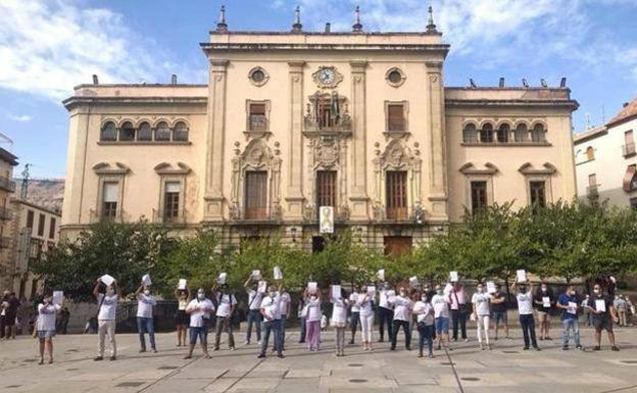 Los trabajadores de Onda Jaén, tras recoger su carta de despido en octubre de 2020.