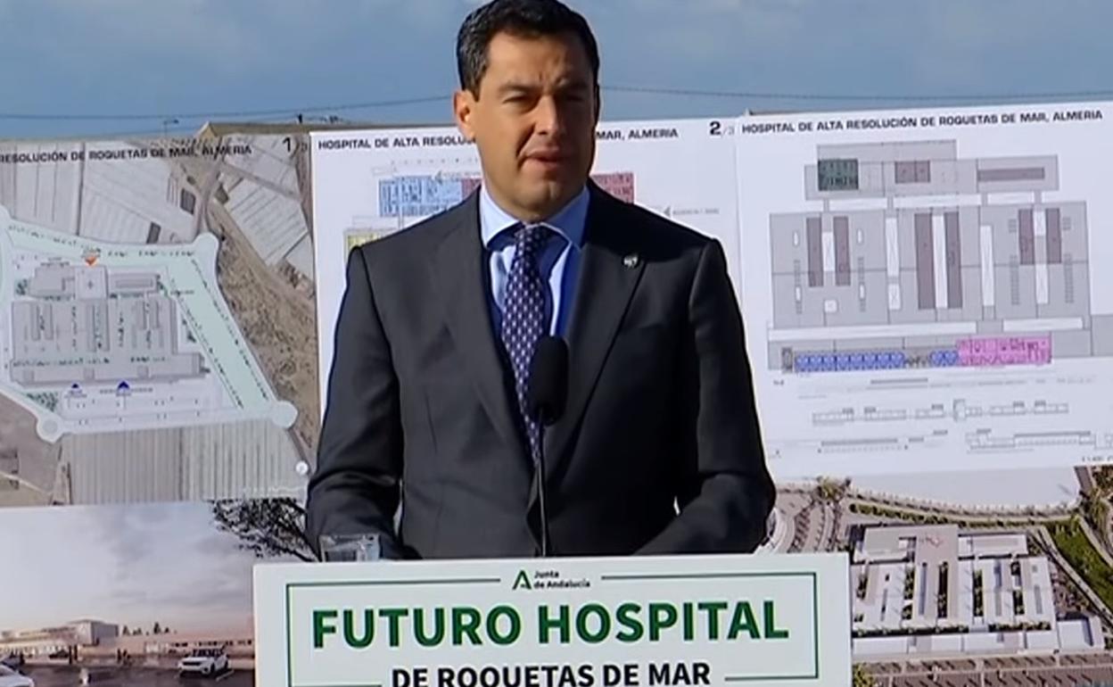 Juanma Moreno, este miércoles en Roquetas. 