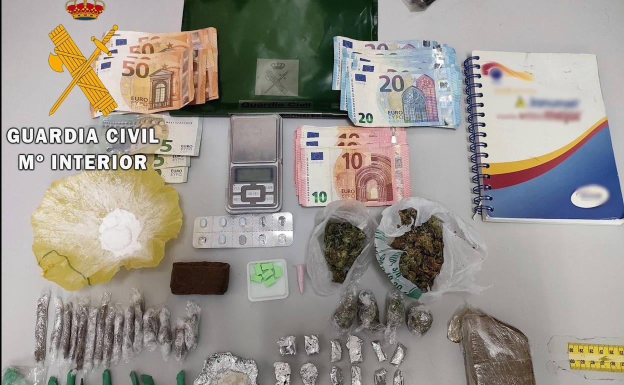 Desmantelado un punto de venta de cocaína, marihuana, hachís, éxtasis y medicamentos en Tabernas