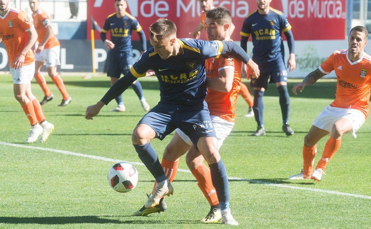 Adán Gurdiel, controlando la pelota en la primera vuelta de la pasada temporada, defendiendo los colores del UCAMMurcia. 