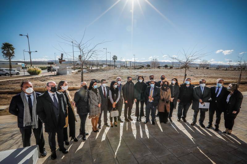El presidente de la Junta y la ministra posan delante de las parcelas del acelerador con representantes públicos, de la UGR, del proyecto Ifmis-Dones y del Parque Metropolitano y Tecnológico de Escúzar, 