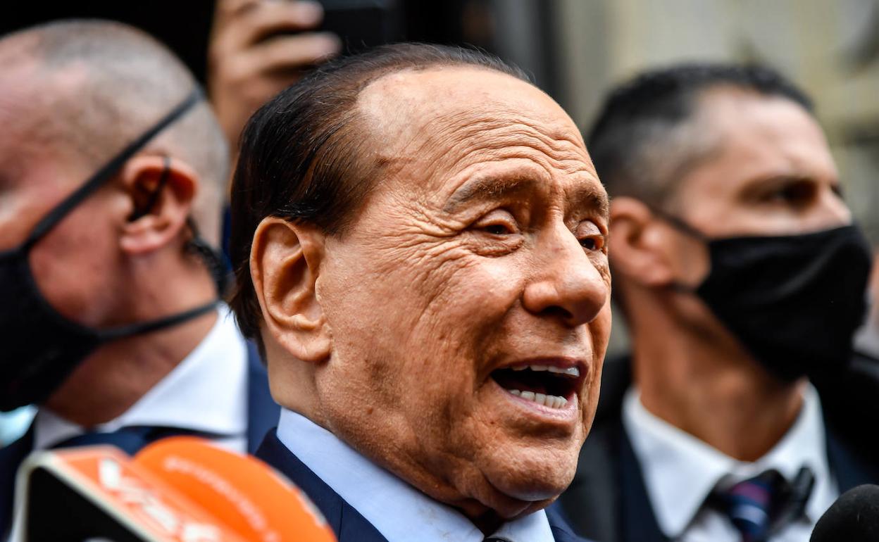 Sivio Berlusconi, en una imagen de archivo tras votar en las municipales del pasado otoño.