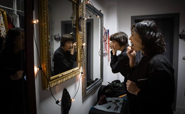 Maquillaje antes del ensayo en La Carpintería Teatral. 